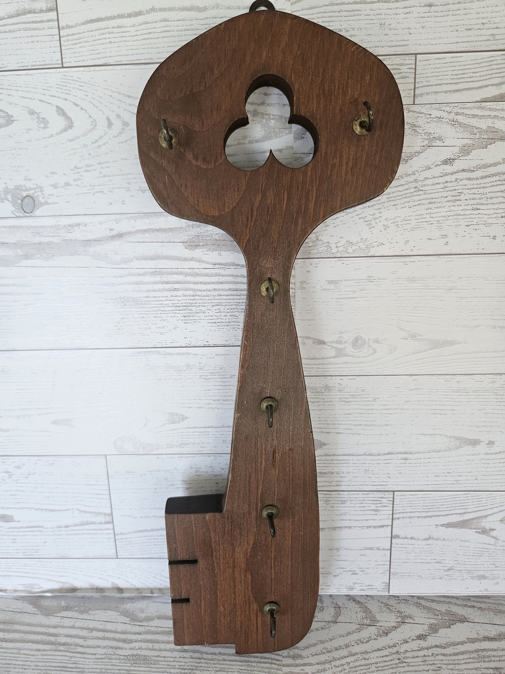 VINTAGE WOODEN KEY HOLDER